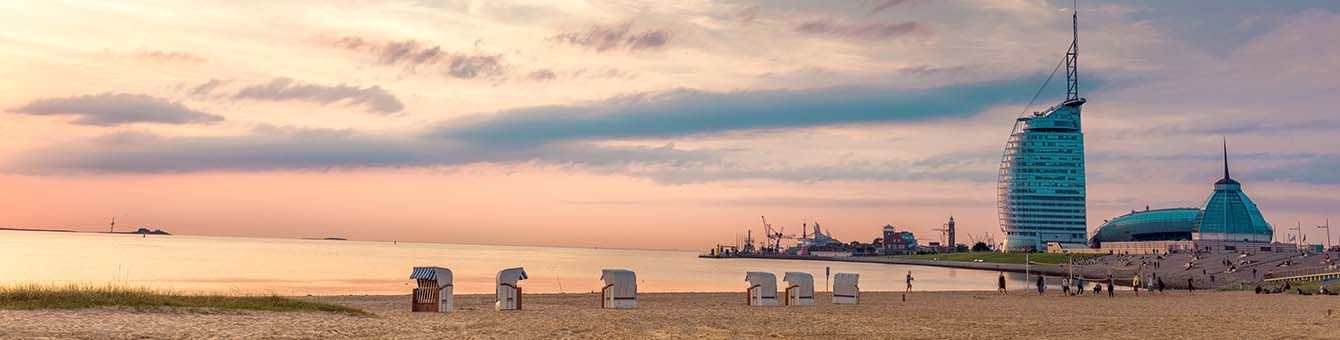 Ansicht der Skyline von Bremerhaven im Sonnenuntergang